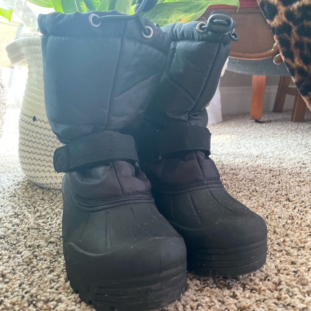 ⭕️SOLD⭕️Youth, kids size 2- snow boots